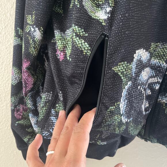 Lululemon Party Bomber Jacket in Garden Party smooth/black - Picture 10 of 13